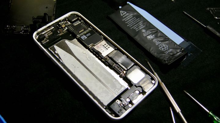 iPhone5C元の電池を外した